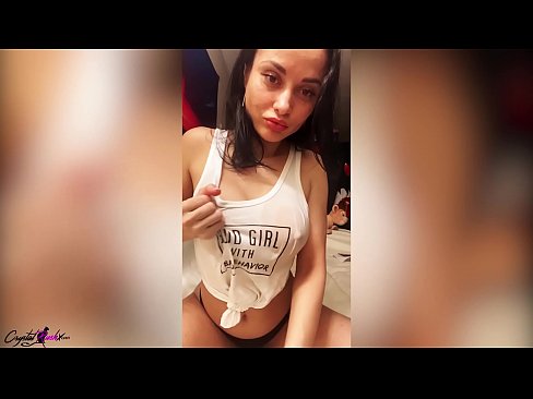 ❤️ Mulher bonita e mocinha masturbando-se e acariciando suas enormes mamas em uma camiseta molhada ️ Porno vídeo em pt-br.ru-pp.ru ﹏